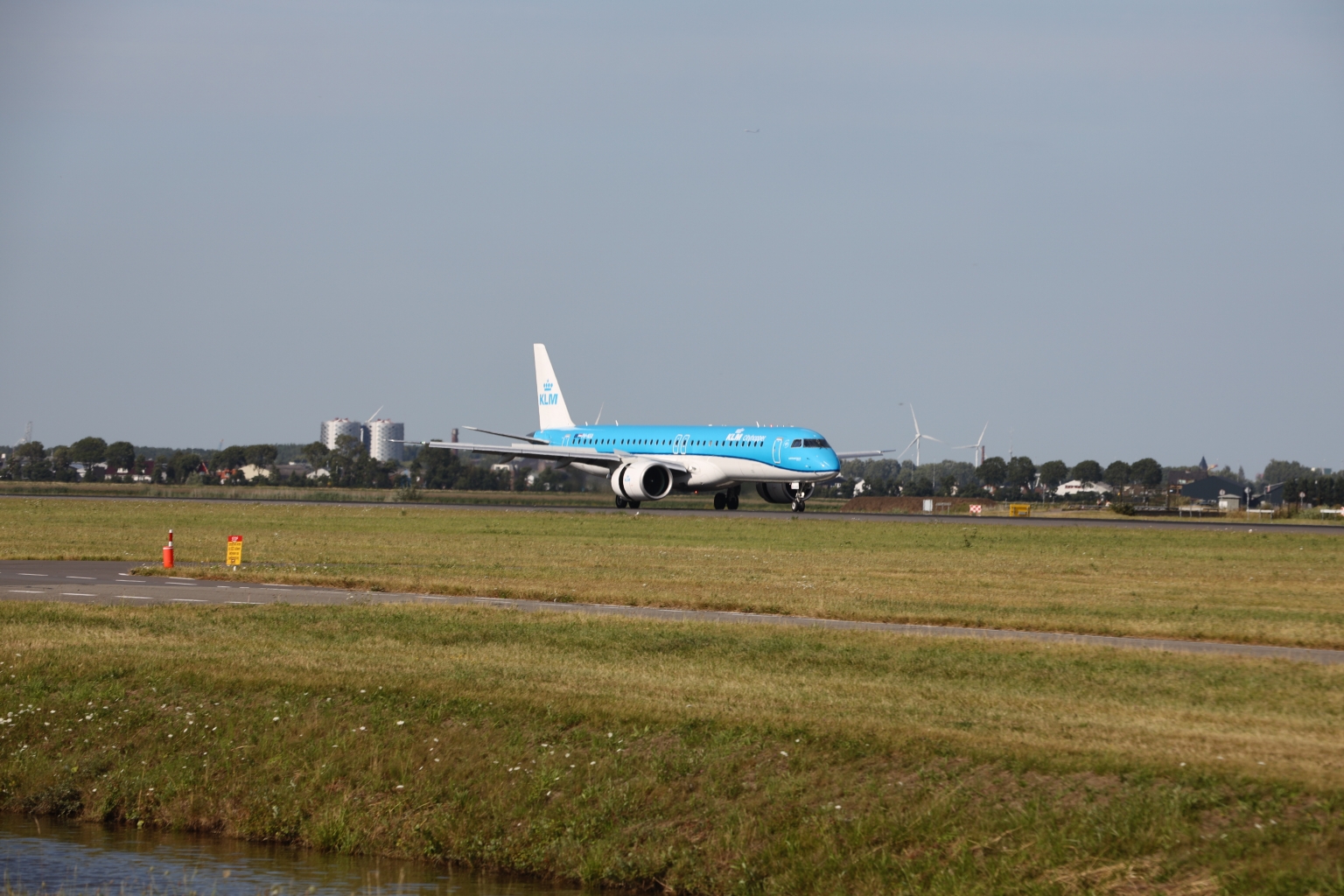 Preview KLM CITYHOPPER PH-NXA Embraer E195-E2 (3).JPG